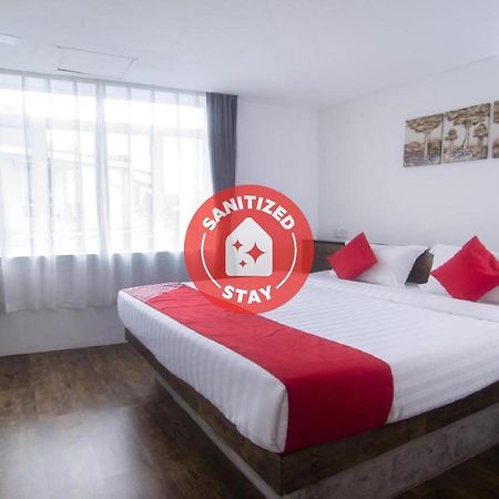 Oyo 836 Mandurah Room & Cafe Кучинг Екстериор снимка