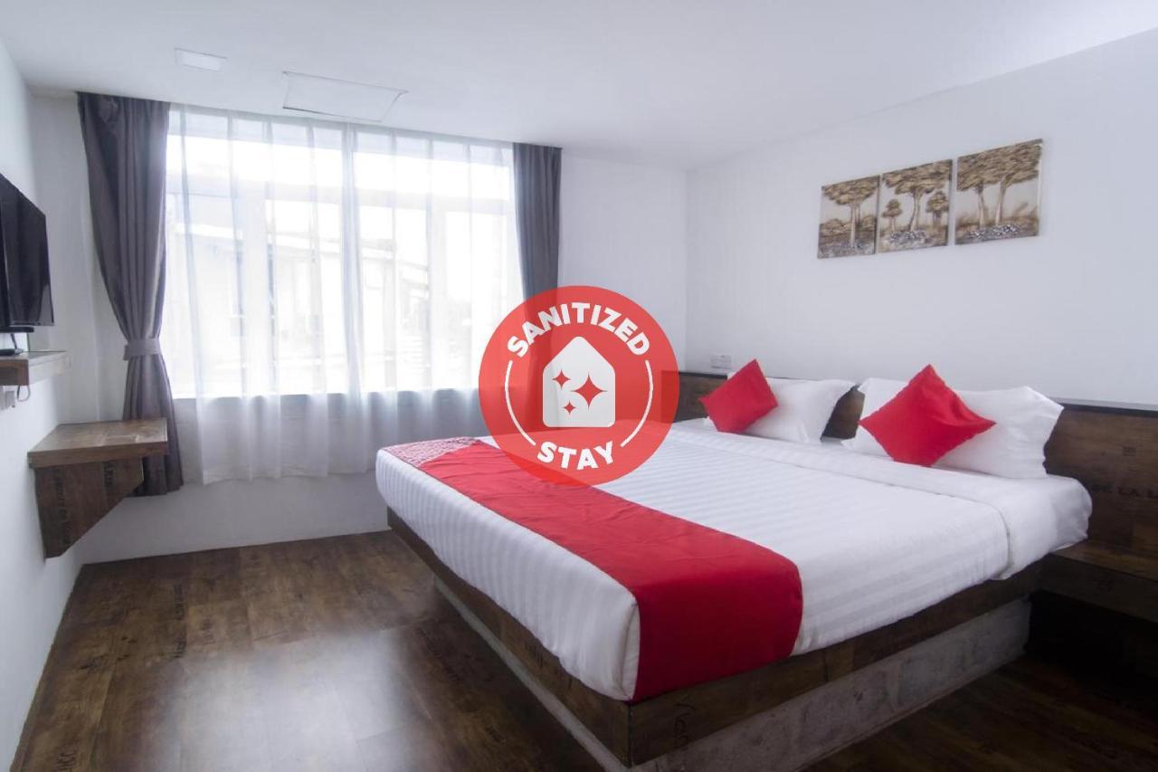 Oyo 836 Mandurah Room & Cafe Кучинг Екстериор снимка