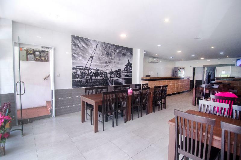 Oyo 836 Mandurah Room & Cafe Кучинг Екстериор снимка