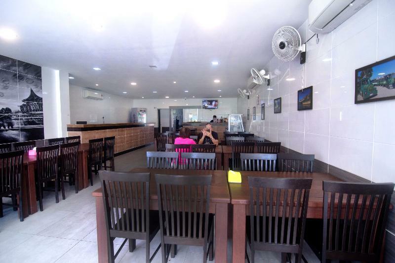 Oyo 836 Mandurah Room & Cafe Кучинг Екстериор снимка