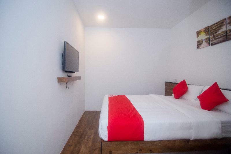 Oyo 836 Mandurah Room & Cafe Кучинг Екстериор снимка