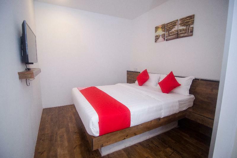 Oyo 836 Mandurah Room & Cafe Кучинг Екстериор снимка