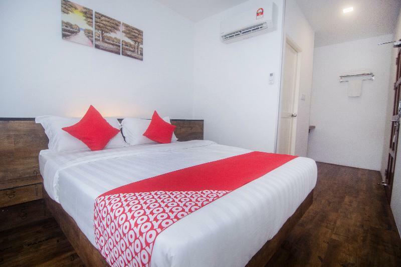 Oyo 836 Mandurah Room & Cafe Кучинг Екстериор снимка