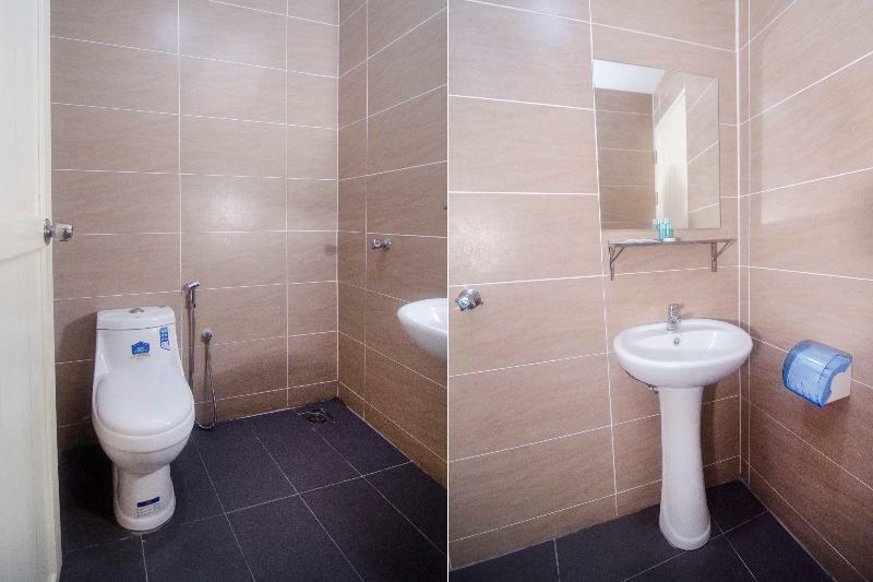 Oyo 836 Mandurah Room & Cafe Кучинг Екстериор снимка