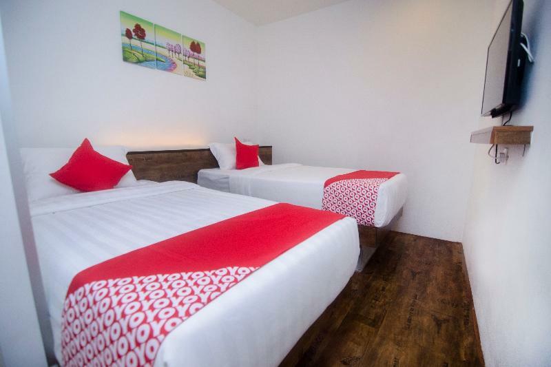 Oyo 836 Mandurah Room & Cafe Кучинг Екстериор снимка