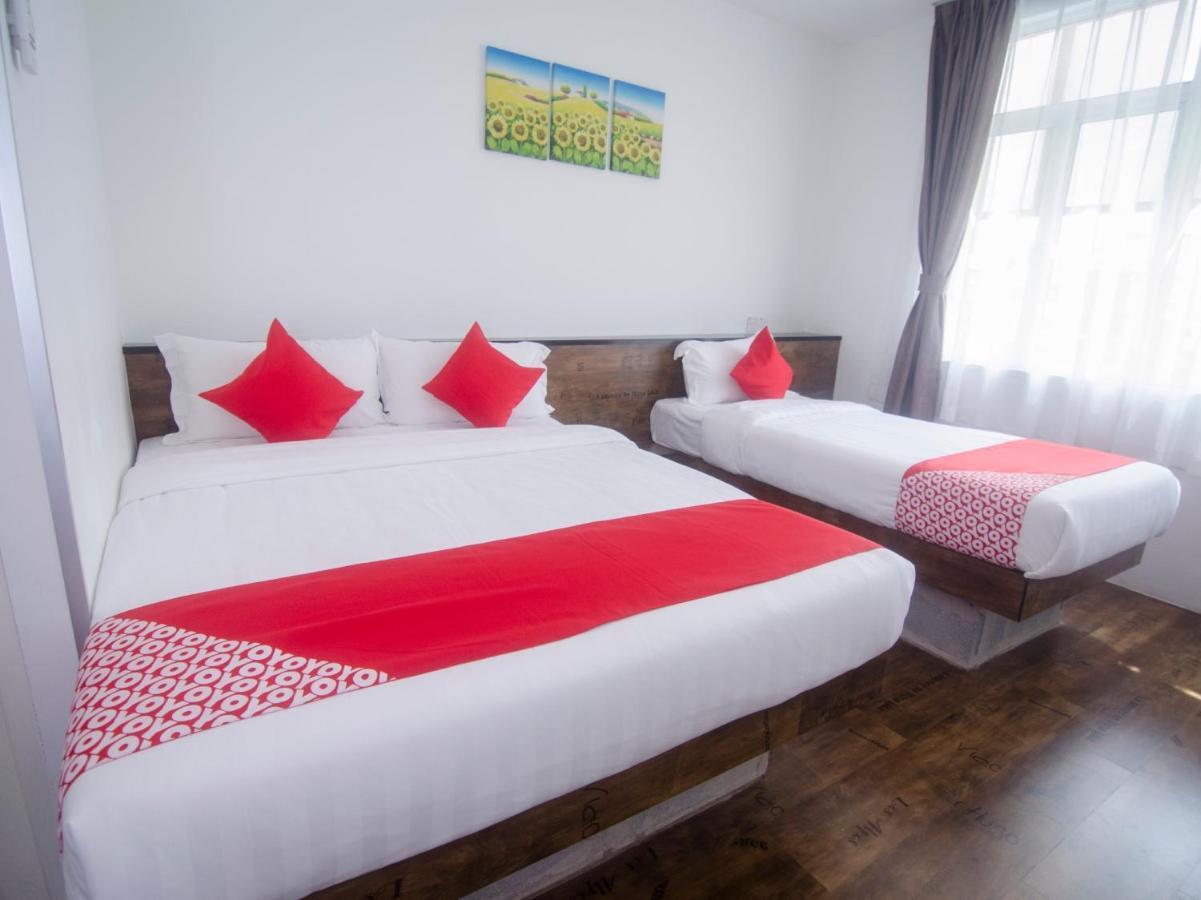 Oyo 836 Mandurah Room & Cafe Кучинг Екстериор снимка