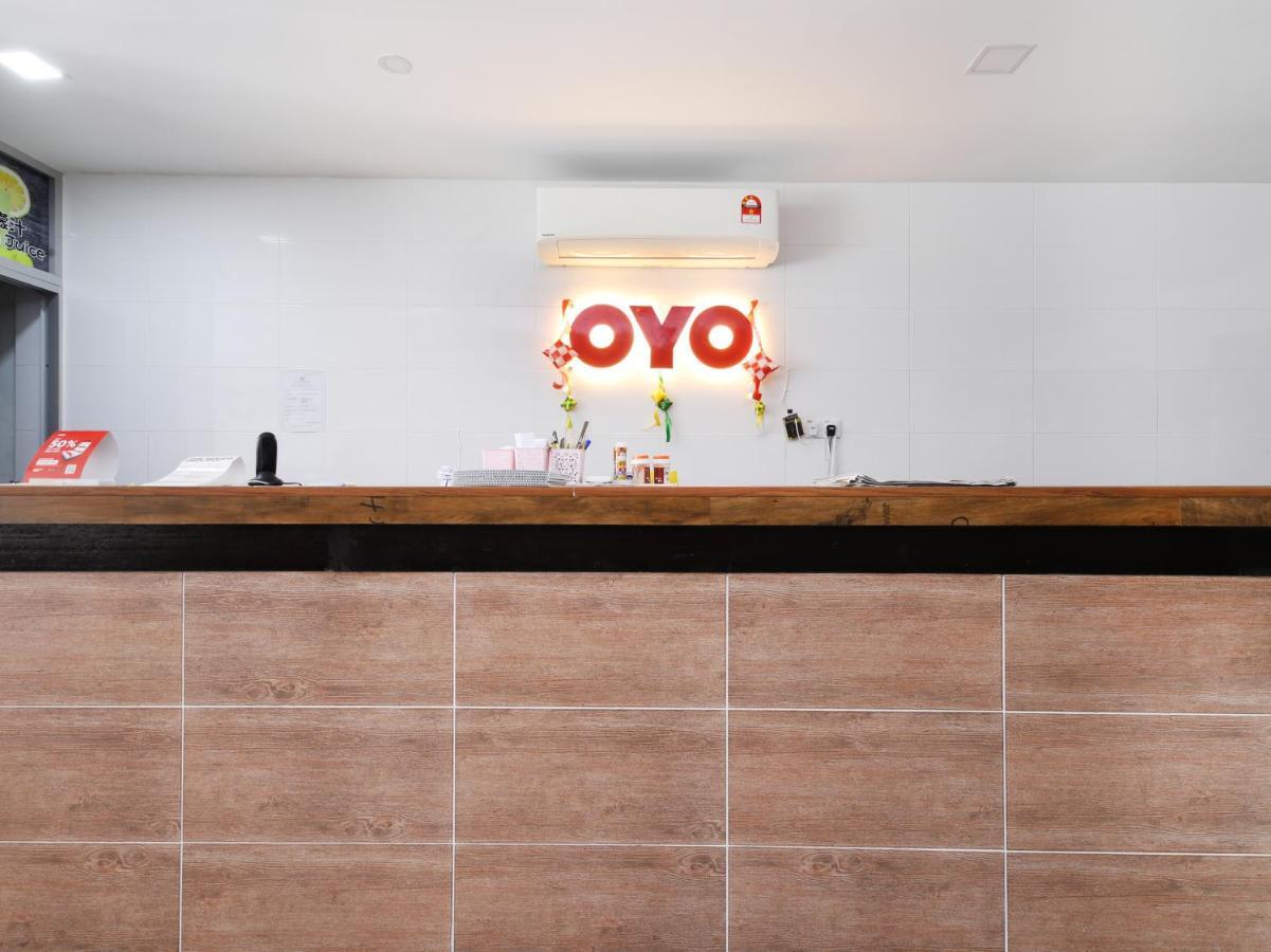 Oyo 836 Mandurah Room & Cafe Кучинг Екстериор снимка