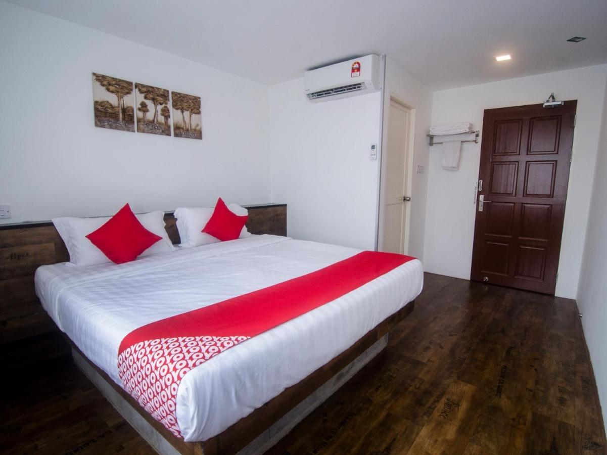Oyo 836 Mandurah Room & Cafe Кучинг Екстериор снимка