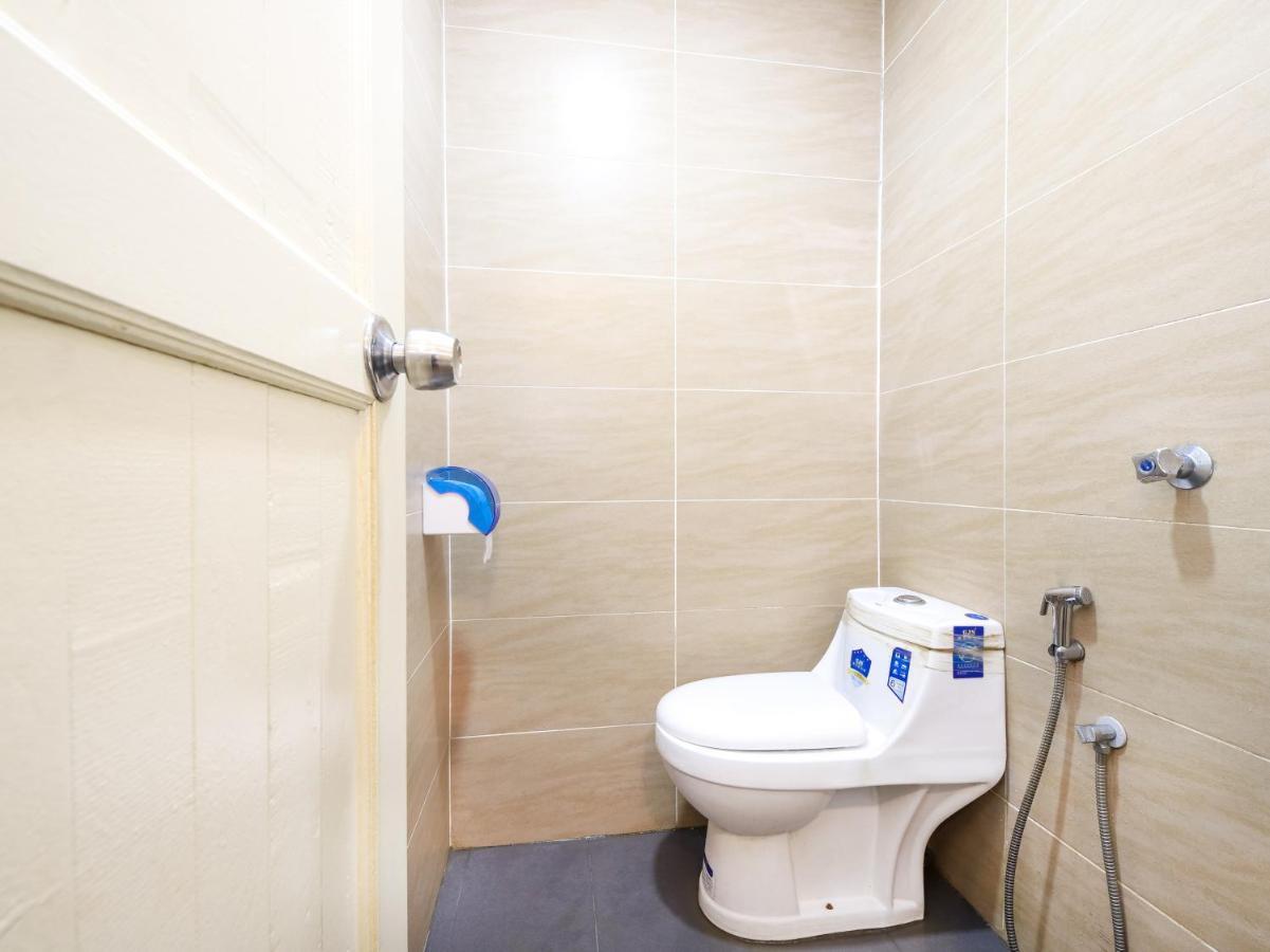 Oyo 836 Mandurah Room & Cafe Кучинг Екстериор снимка