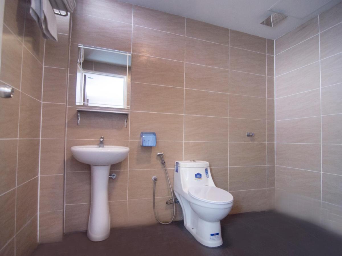 Oyo 836 Mandurah Room & Cafe Кучинг Екстериор снимка