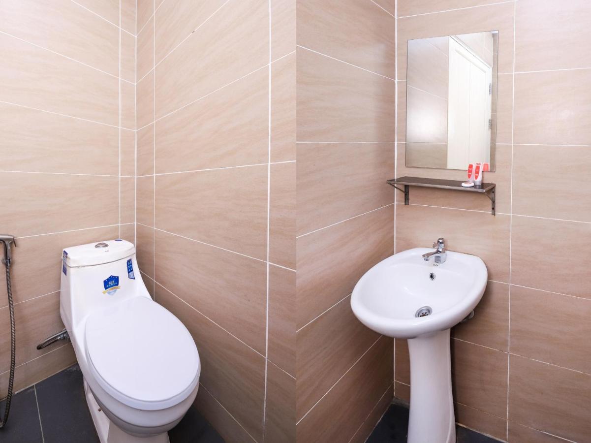 Oyo 836 Mandurah Room & Cafe Кучинг Екстериор снимка
