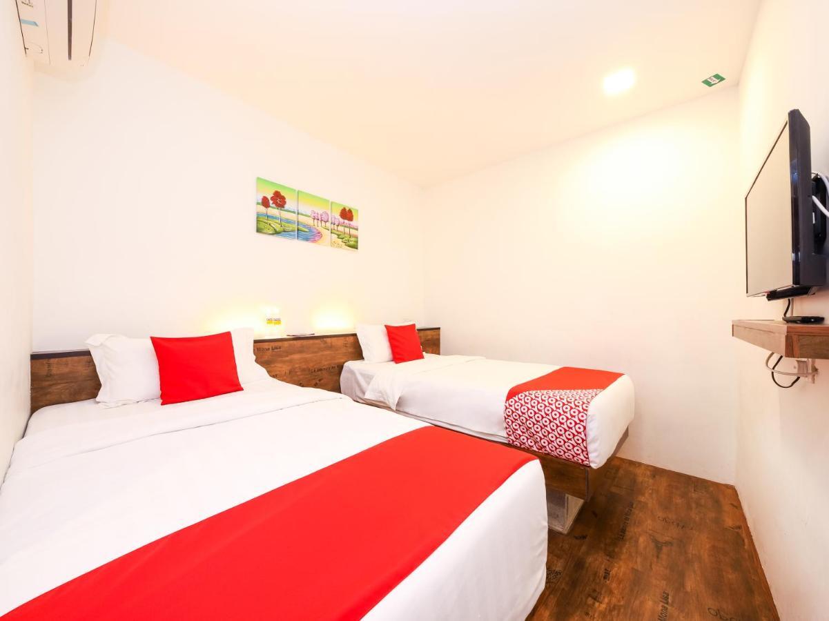 Oyo 836 Mandurah Room & Cafe Кучинг Екстериор снимка