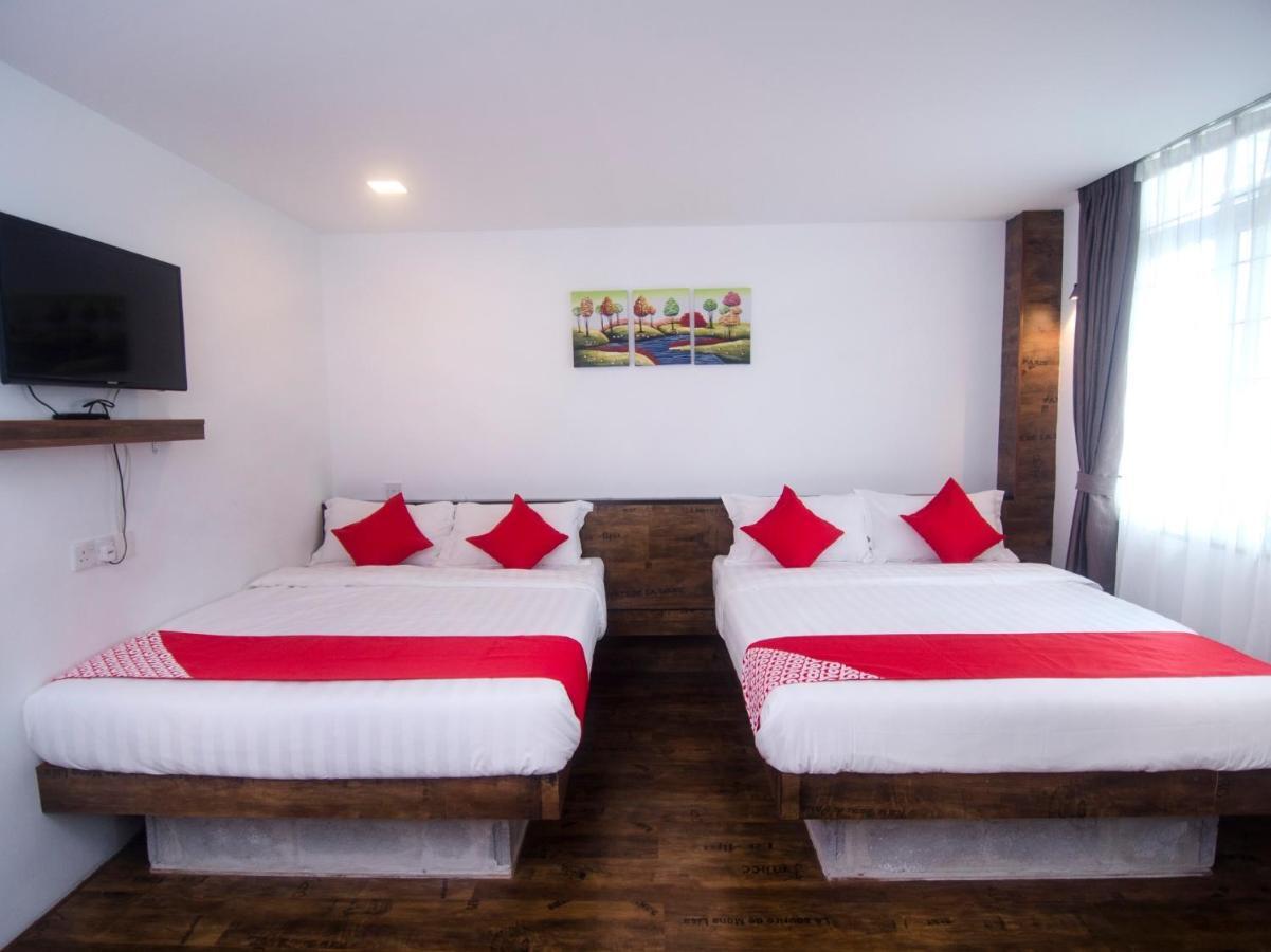 Oyo 836 Mandurah Room & Cafe Кучинг Екстериор снимка