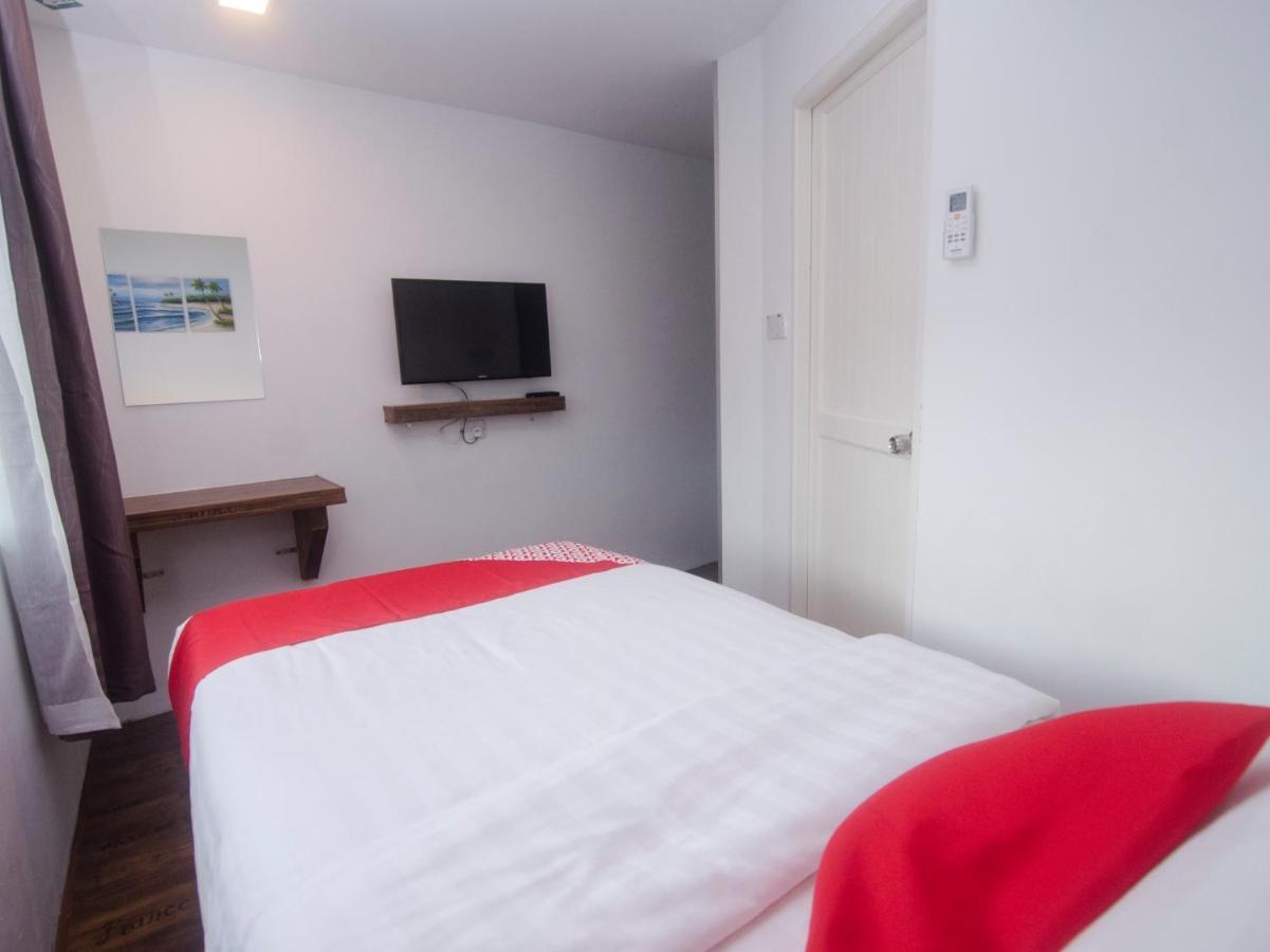 Oyo 836 Mandurah Room & Cafe Кучинг Екстериор снимка