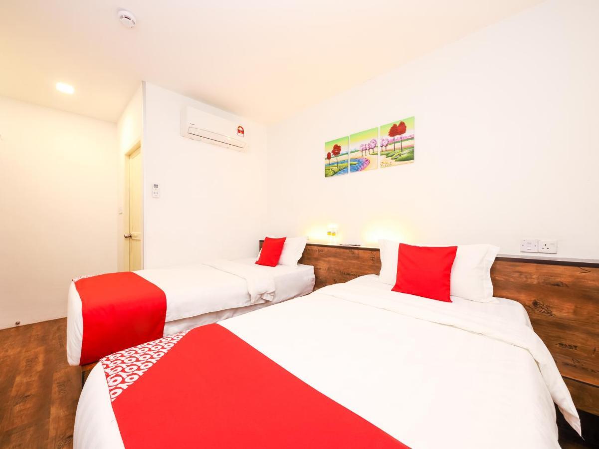 Oyo 836 Mandurah Room & Cafe Кучинг Екстериор снимка