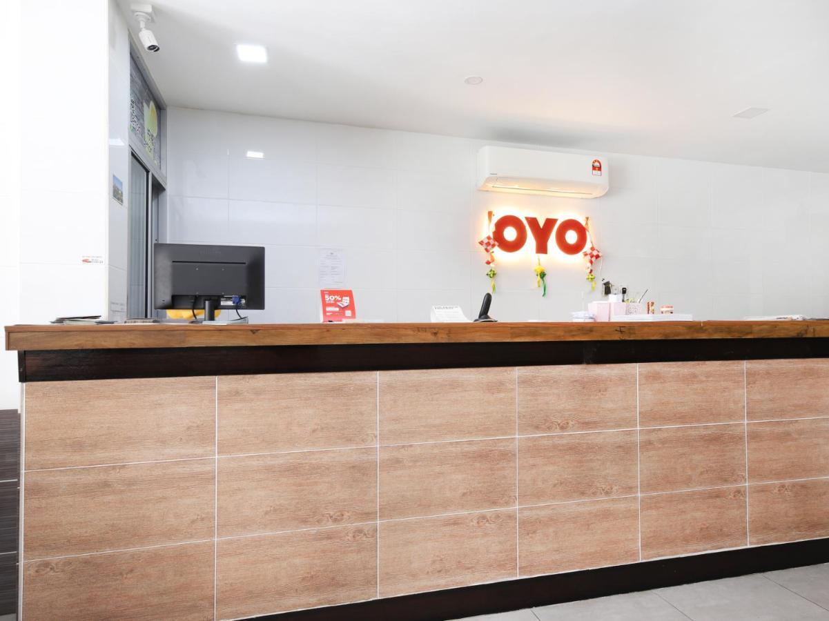 Oyo 836 Mandurah Room & Cafe Кучинг Екстериор снимка