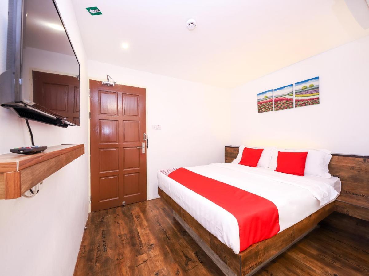 Oyo 836 Mandurah Room & Cafe Кучинг Екстериор снимка