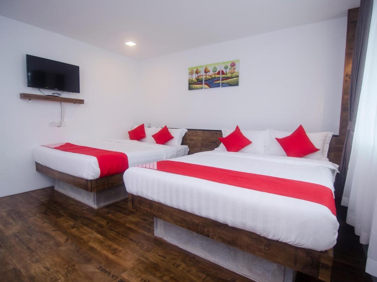 Oyo 836 Mandurah Room & Cafe Кучинг Екстериор снимка
