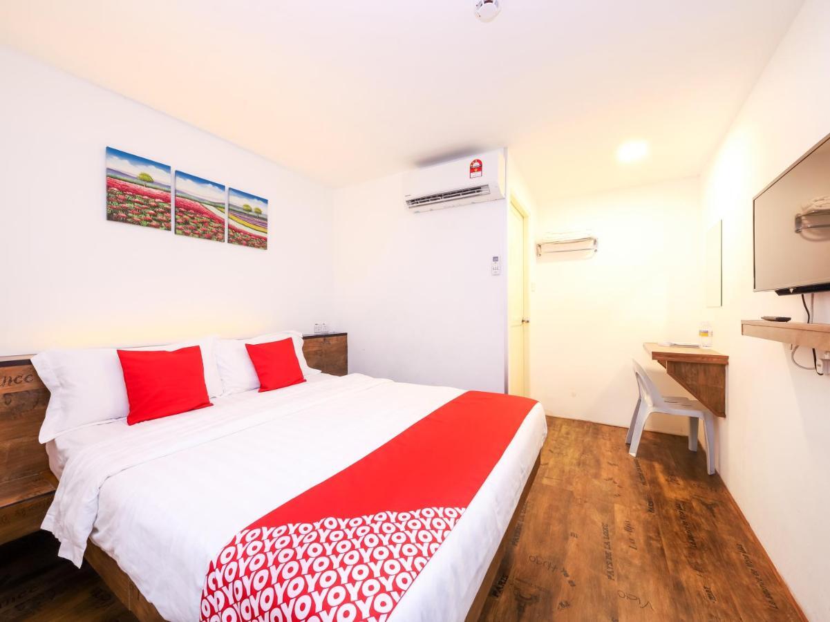 Oyo 836 Mandurah Room & Cafe Кучинг Екстериор снимка