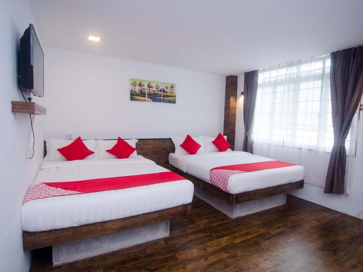 Oyo 836 Mandurah Room & Cafe Кучинг Екстериор снимка