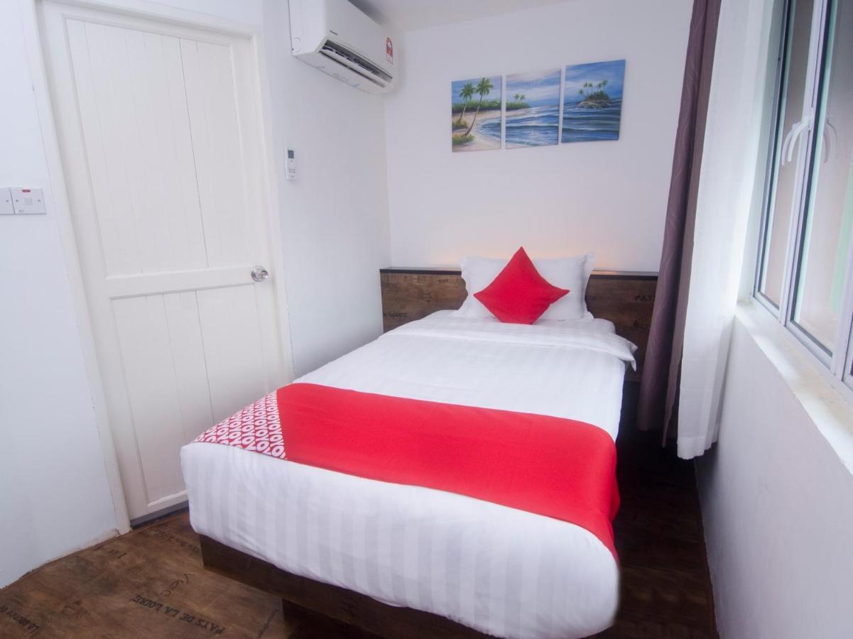 Oyo 836 Mandurah Room & Cafe Кучинг Екстериор снимка