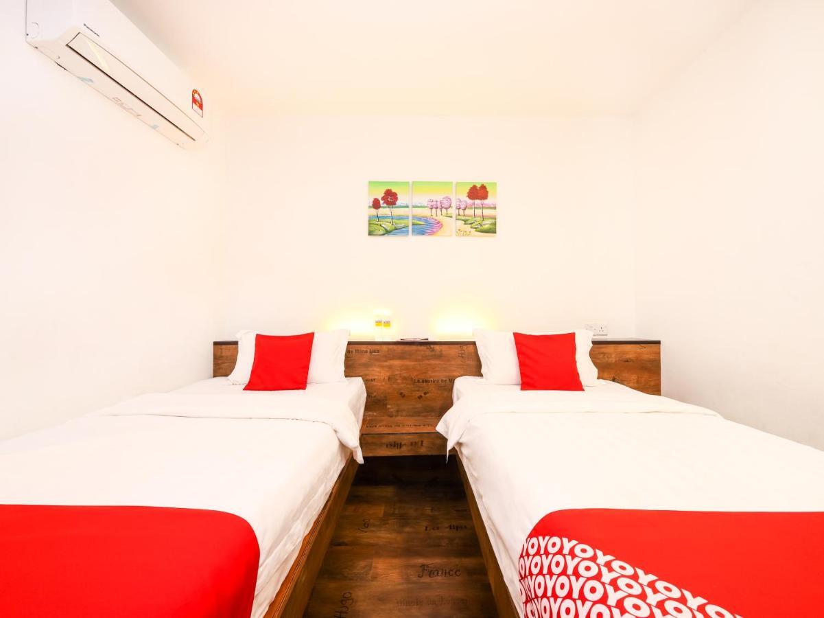 Oyo 836 Mandurah Room & Cafe Кучинг Екстериор снимка